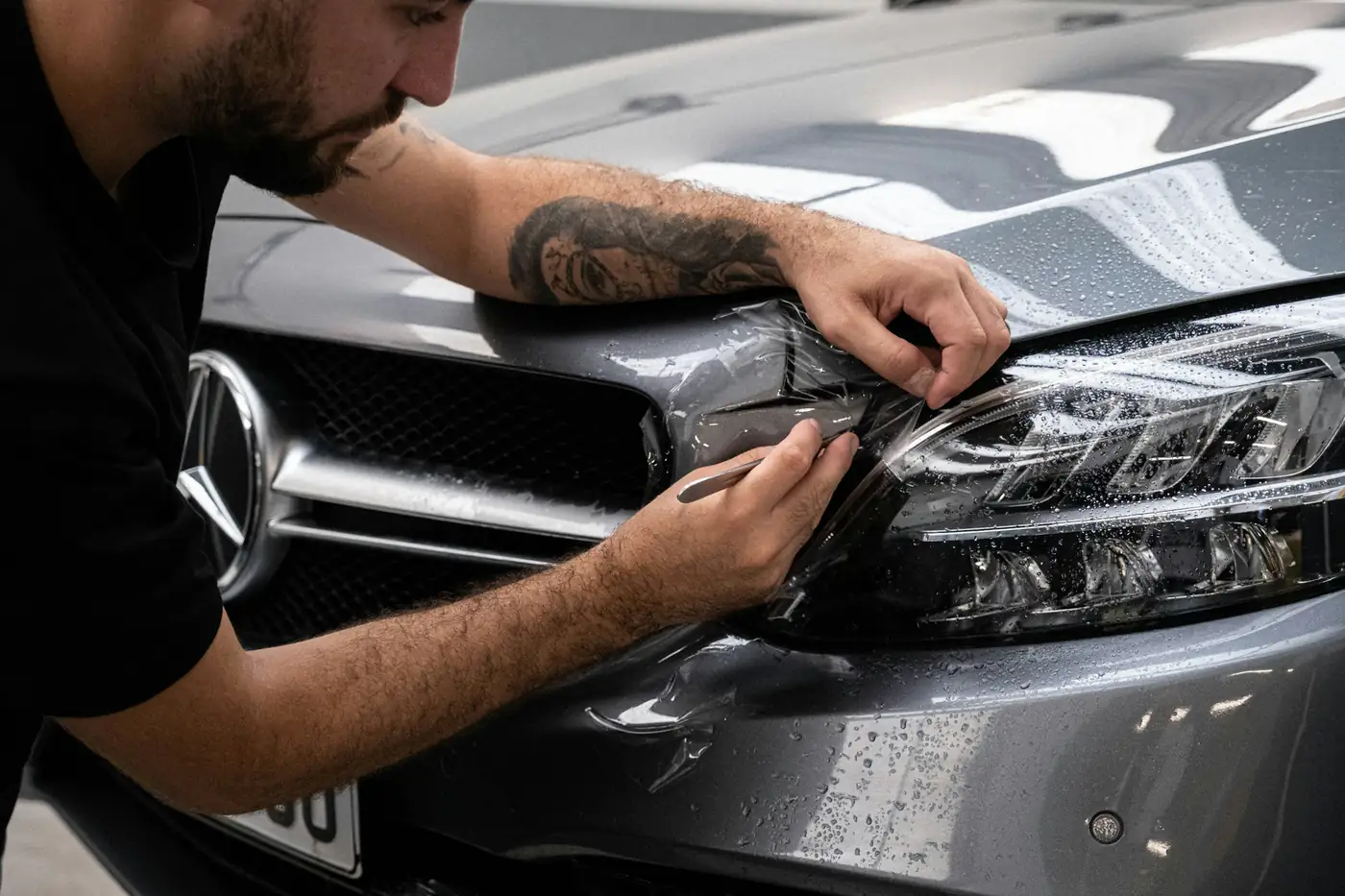  Dubai Car Battery Service mobile mechanics servicing a vehicle